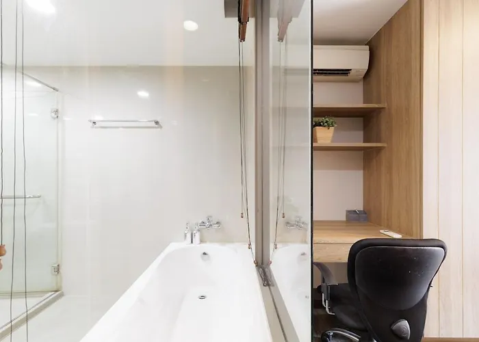 Asoke Bts Gympool Netflix 40sq 1living1bed Bathtub Bangkok