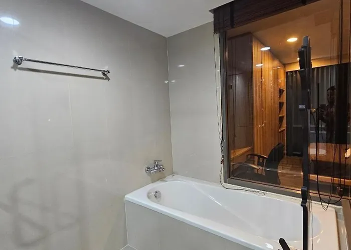 Asoke Bts Gympool Netflix 40sq 1living1bed Bathtub * Bangkok